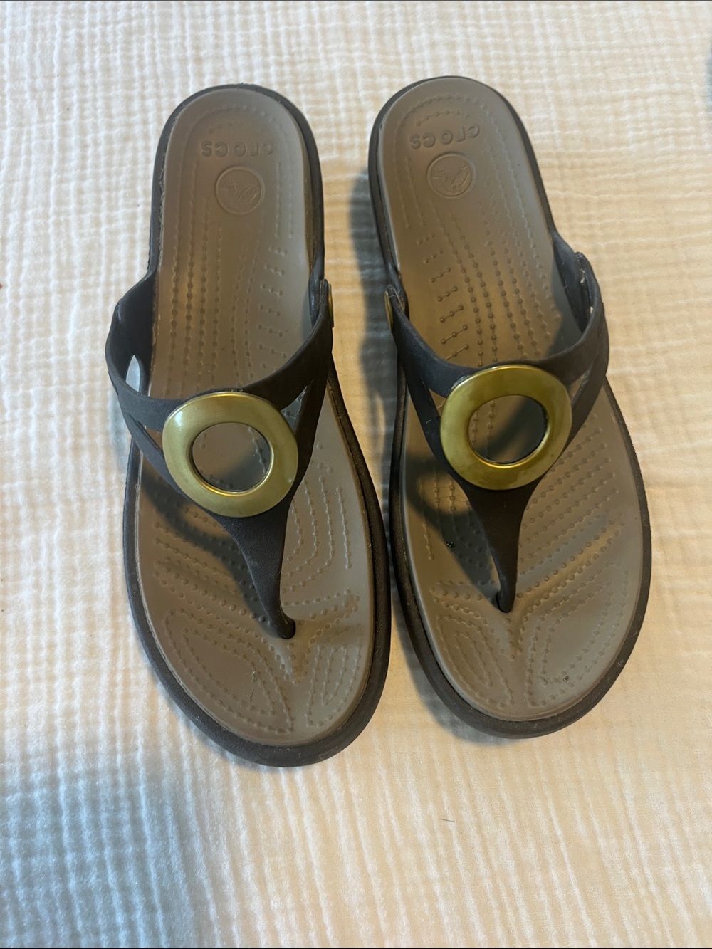 CROCS women’s brown Thong Sandals with Gold Ring Accent
